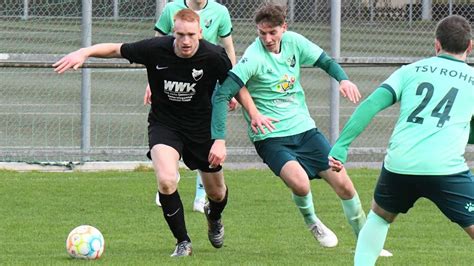 Fußball Bezirksliga Stuttgart Drei Spieler ragen heraus und einer