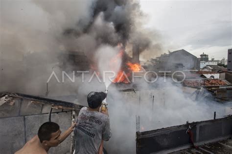 KEBAKARAN PEMUKIMAN PADAT PENDUDUK ANTARA Foto