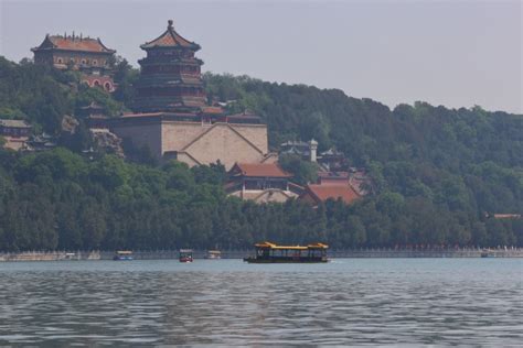 Tourists Enjoy Summer Palace As Temperature Picks Up Chinadaily Cn