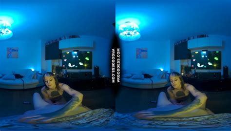 Brille Giving Sexy Striptease Lapdance With Pussy Licking Dildo For Ingrida Pov VR Porn Video