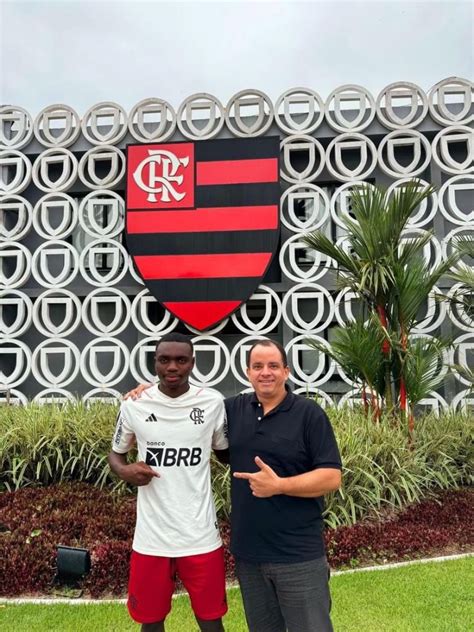 Reforço do Flamengo conhece o Ninho do Urubu Manchester quer contratar