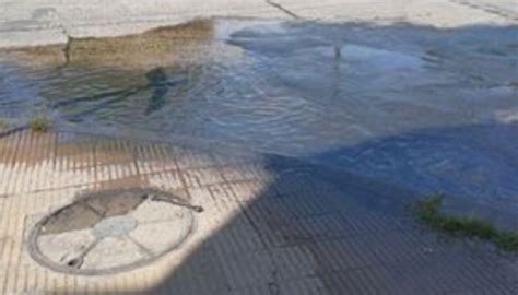 Vecinos Reclaman Por Una Perdida De Agua Frente A La Cancha De Alem