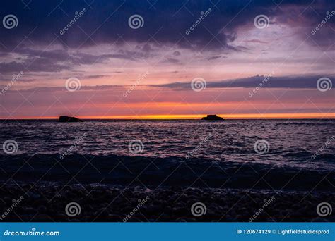 Puesta Del Sol Hermosa Sobre El Mar Tranquilo Etretat Imagen De