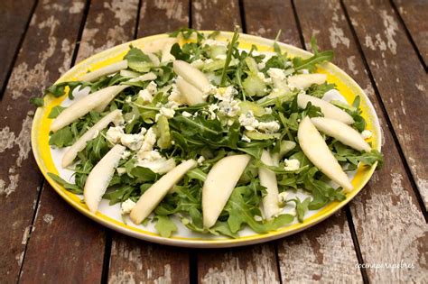 Ensalada de rúcula pera queso azul apio y nueces