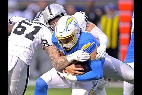 Reports Chargers Qb Justin Herbert Fractured Finger In Win