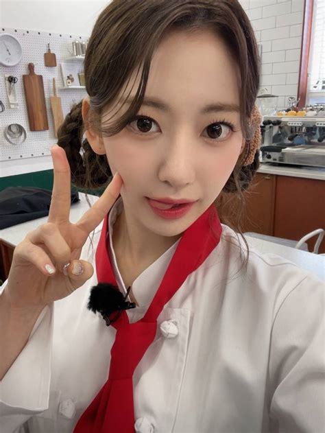 Le Sserafim Community Posts 올릴려고 했던 셀카 😘 🫶 잘자요 피어나 Sakura