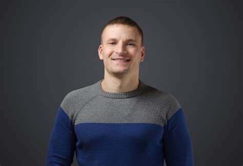 Retrato De Un Joven Gay Que Sonr E Foto Emocional En Estudio Sobre Una Superficie Negra Foto