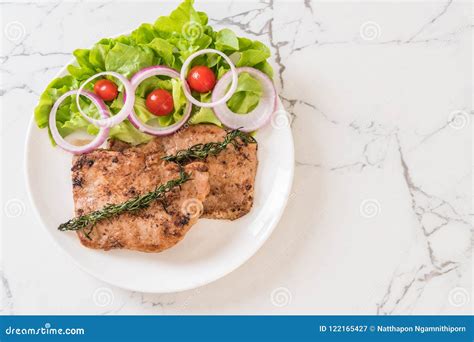 Bistecca Arrostita Della Carne Di Maiale Con La Verdura Immagine Stock