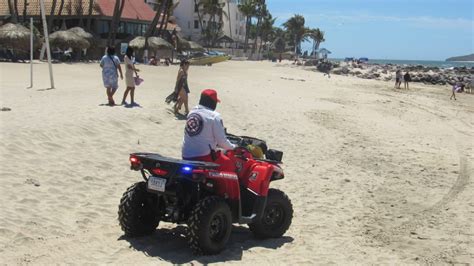 Polic A Acu Tica Pone A Salvo A Tres Personas En Playa