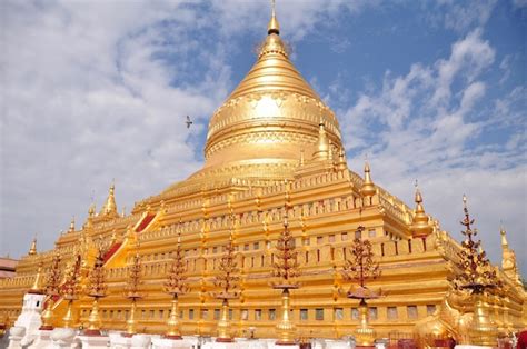 Shwezigon Pagoda Paya Pagoda Chedi Templo Para Birmanos Y Viajeros