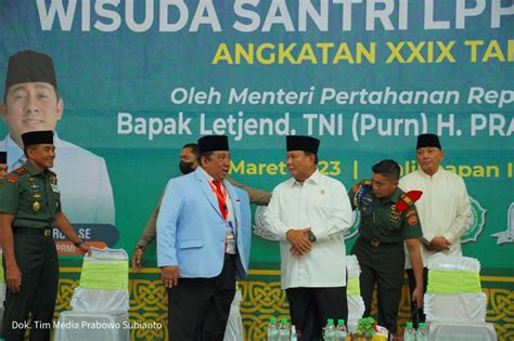 Dianugerahi Tokoh Peduli Santri Prabowo Akui Dekat Kiai