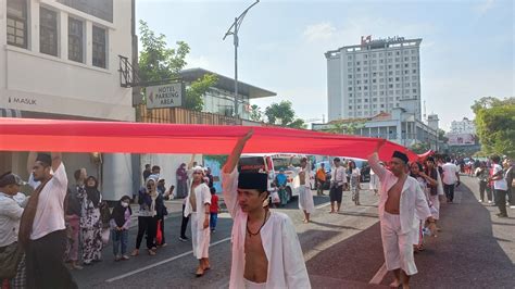 Bendera Merah Putih Sepanjang Meter Dibentangkan Di Jalan Tunjungan