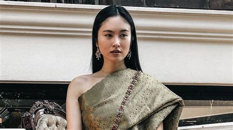 6 Potret Nong Poy Pakai Baju Tradisional Mana Outfit Yang Paling