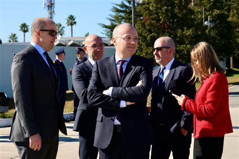 Fotolajm Nga Ulja E Avionit Tek P Rsh Ndetja E Blinken Dhe Shtr Ngimi