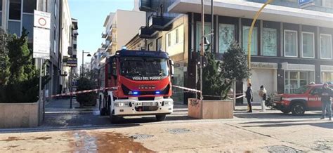 Incendio In Centro A Pescara Danneggiata Una Banca Nessun Ferito