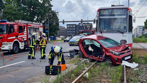 Tödlicher Unfall auf A2 bei Dortmund Krankenwagen kracht auf Lkw Eine