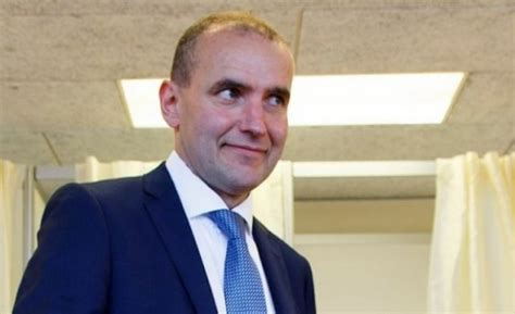Президент е със счупен нос, след като паднал във вана