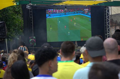 FOTOS Torcedores de São Carlos acompanham jogo entre Brasil e Suíça na