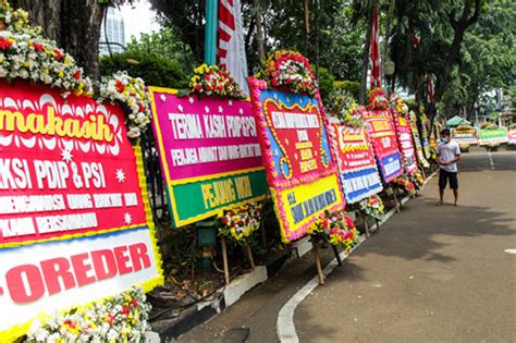 Karangan Bunga Banjiri Gedung DPRD DKI Jakarta