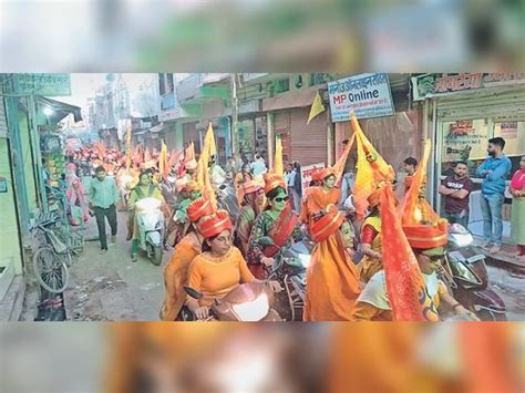 Women Arrived Wearing Yellow Clothes Took Out Scooty Rally रैली