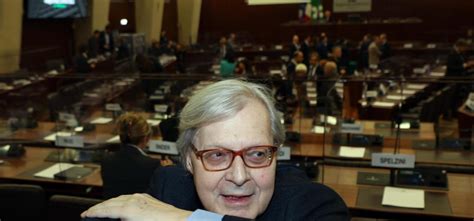 Vittorio Sgarbi Corre Verso La Decima Poltrona Candidato Sindaco Ad