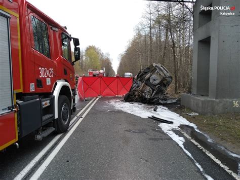 Uderzył w betonowy słup a jego samochód spłonął Śmiertelny wypadek w