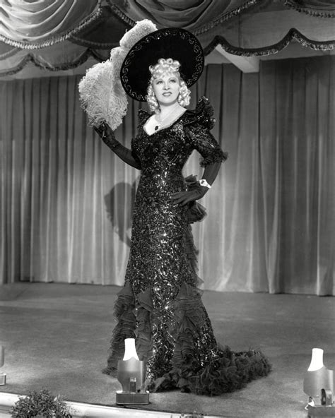 Stiați că Sticla de Coca Cola a fost inspirată de formele sex simbolului Mae West Galerie Foto