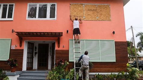 Weiterhin extrem gefährlich Sturm Milton auf Hurrikan der Stärke