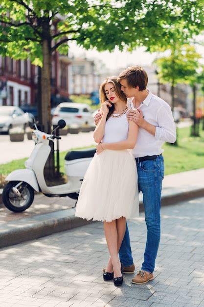 Elegante jovem casal apaixonado se abraçando Foto Grátis