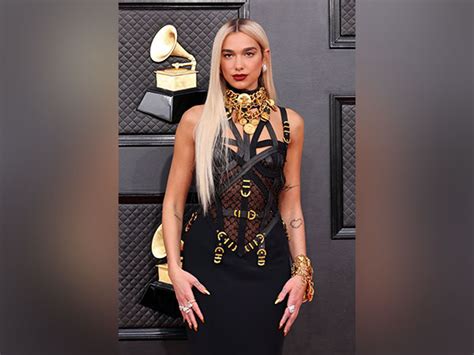 Grammys Dua Lipa Debuts Platinum Blonde Hair Look On Red Carpet