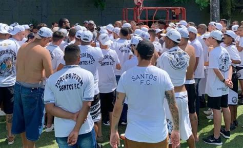 Torcida Do Santos Protesta Contra Presidente Andres Rueda Contrata Ou