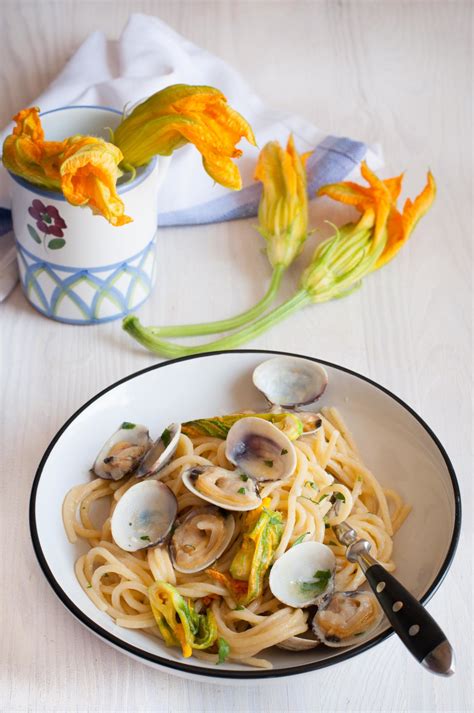 Ricetta Spaghetti Vongole E Fiori Di Zucca Un Primo Piatto Saporito E