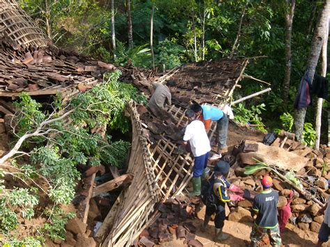 Tertimpa Tebing Longsor Puluhan Rumah Rusak Mimbar Rakyat