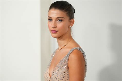 Phoebe Gates Dons Stunning Nude Dress At Feud Premiere