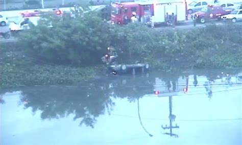 Carro Cai Em Canal Da Via Sesc Na Barra Da Tijuca Jornal O Globo