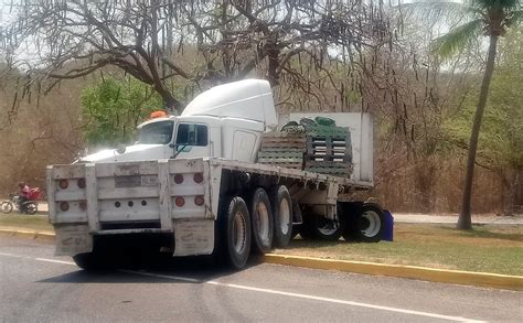 Se impacta tráiler contra automóvil en Huatulco y dos personas quedan