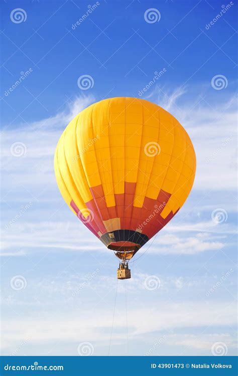 Los Globos Vuelan En El Cielo Azul Imagen De Archivo Imagen De Cielo