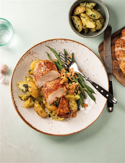 Schnell einfach Brathähnchen mit Kartoffel Pesto Salat und