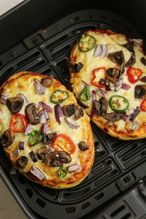 une recette simple pour préparer une pizza au pain naan à laide dune