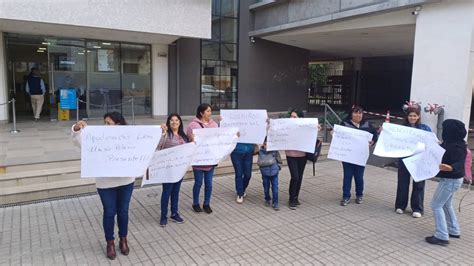 Apoderadas Se Manifestaron Frente A La Municipalidad De Los Ngeles Por