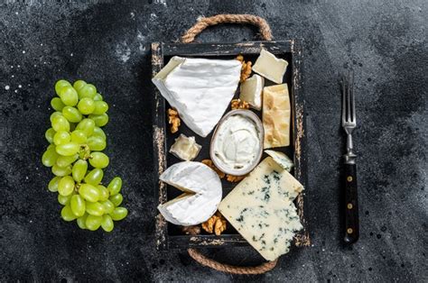 Prato De Queijos Sortidos Com Brie Camembert Roquefort Parmesão