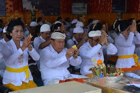 Pemkot Denpasar Ngaturang Bhakti Penganyar Di Pura Ulun Danu Batur