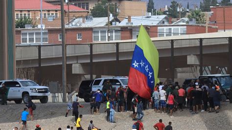 Desesperanza Obliga A Venezolanos A Entregarse A La Border Patrol