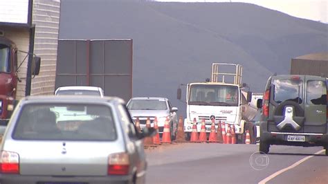 Vídeo Acidentes E Obras Em Rodovias Prejudicam O Trânsito Na Volta Do