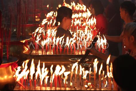 Ibadah Malam Pergantian Tahun Baru Imlek Di Aceh Antara Foto