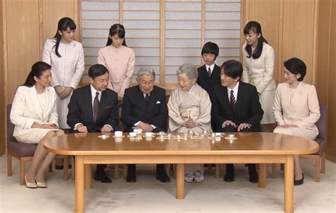 皇室：新年を迎えられた天皇ご一家 毎日動画