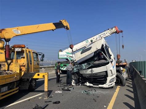 台61線洋厝路段曳引車追撞施工緩撞車 車頭、緩撞板都毀了 彰化縣 自由時報電子報