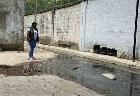 Rebosamiento De Aguas Residuales En Manhole Genera Vertimientos Al