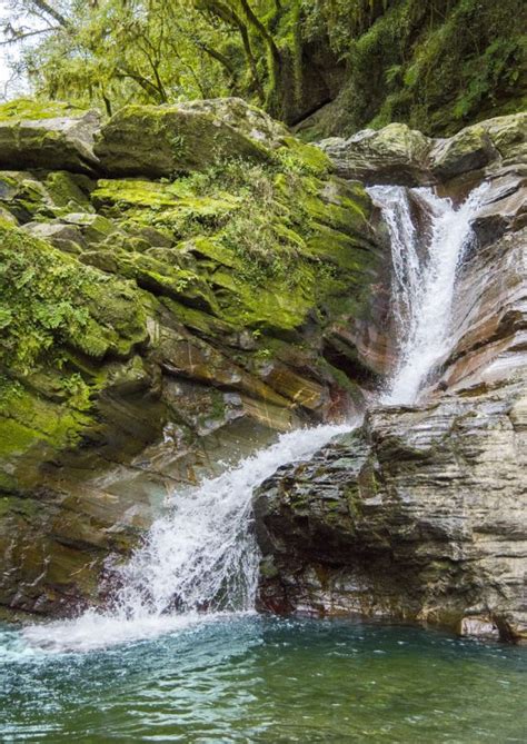 Lais Puzzle Blick auf einen schönen Wasserfall und Bach im Wald des