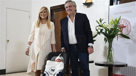 Alberto Fernández Y Fabiola Yañez Presentaron A Su Hijo Es Un Oasis